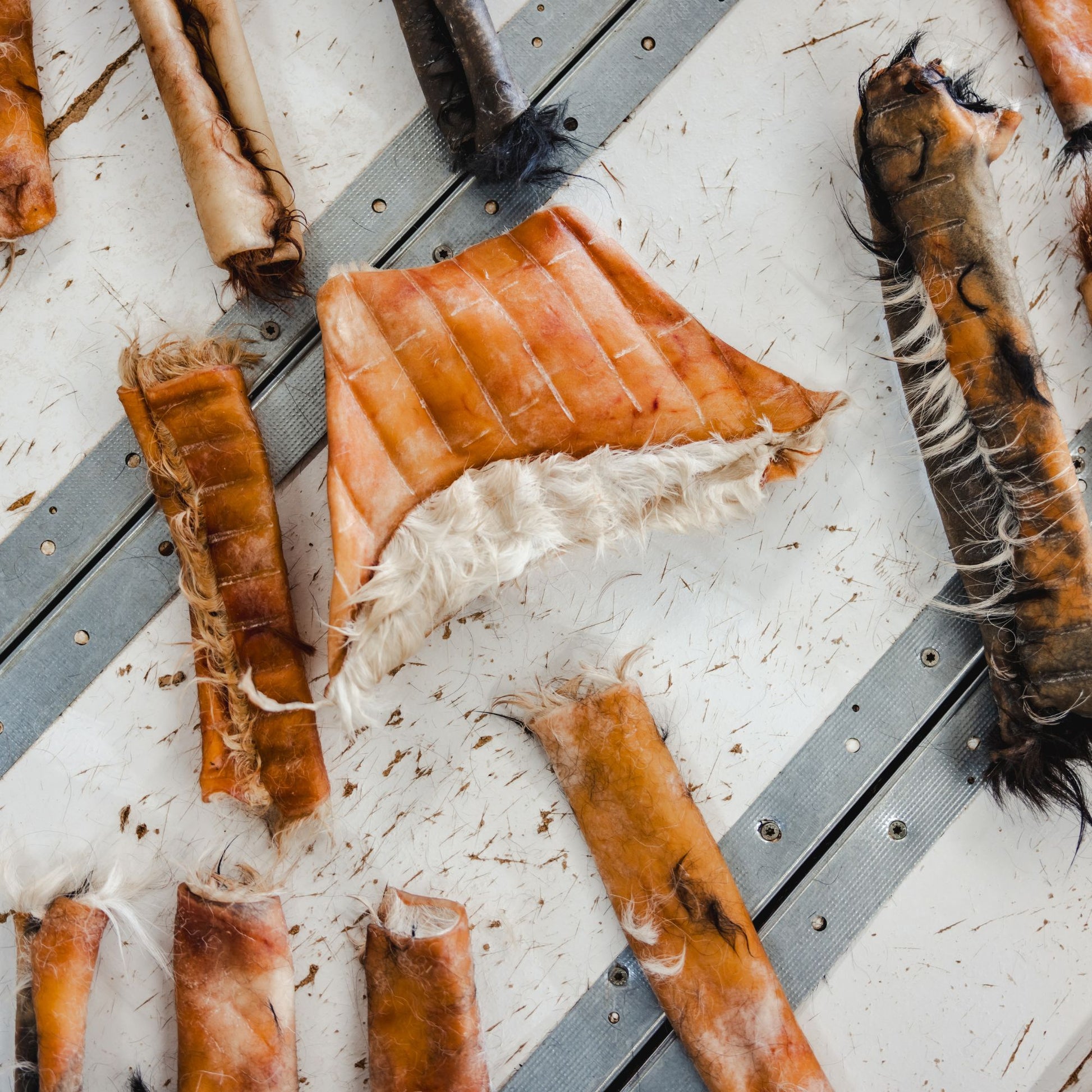 Thick, long-lasting beef hide roll with natural hair for dogs
